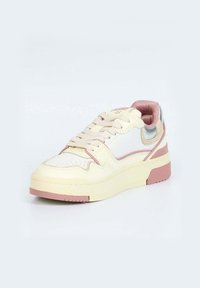 Sneaker bianca in pelle con accenti rosa, suola in gomma texturizzata e design con lacci. Presenta un dettaglio in argento metallico sul tallone.