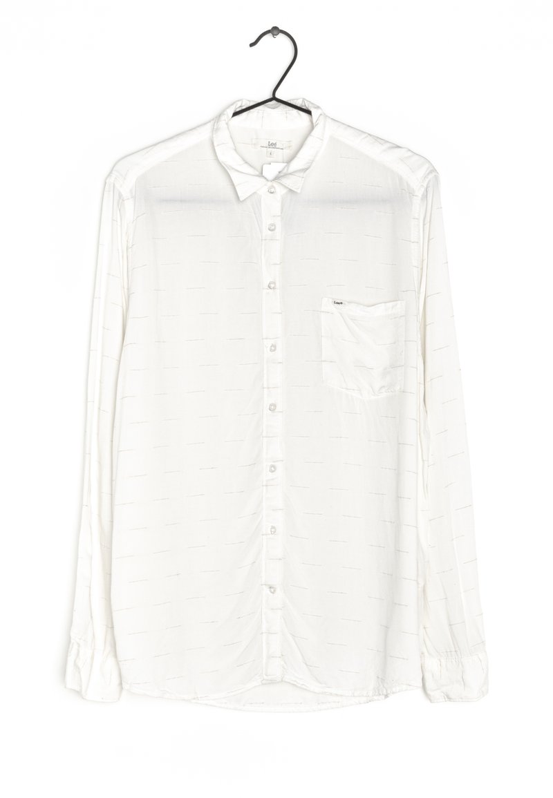 Camicia bianca a maniche lunghe realizzata in tessuto leggero, con chiusura frontale a bottoni, un sottile motivo a texture e una tasca sul petto.
