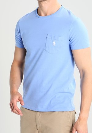 Hellblaues Baumwoll-T-Shirt mit kurzen Ärmeln, rundem Ausschnitt und einer Brusttasche mit einem kleinen gestickten Logo.
