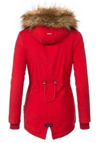 Röd parka-jacka med foder av päls i huvan, dragsko i midjan och långa ärmar. Har en rundad nederkant och logotyp-patch på den nedre ryggen.