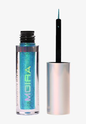 Doorzichtige tube met glinsterende blauwe vloeibare eyeliner, gelabeld "MOIRA", met zwarte applicatorborstel en zilveren dop ernaast.