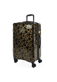 Maleta rígida negra con un patrón de logotipos dorados repetidos, cierre de cremallera, asa retráctil y cuatro ruedas para facilitar la movilidad.