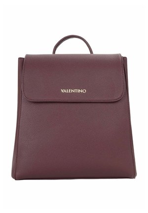 Sac à main carré en cuir marron foncé Valentino avec une poignée supérieure et un rabat de fermeture portant le nom de la marque en lettres dorées.