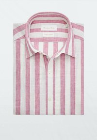 Camicia a righe realizzata in tessuto leggero, con righe alternanti rosa e bianche, colletto classico e una chiusura a bottone singolo sul davanti.