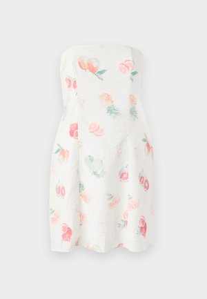 Robe sans bretelles en tissu blanc avec des illustrations de fruits colorés comprenant des pêches, des ananas et des framboises ; corsage ajusté, jupe évasée.