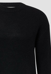 Czarny dzianinowy sweter z prążkowanym okrągłym dekoltem, długimi rękawami i teksturowaną powierzchnią, wykonany z miękkiego i ciepłego materiału.
