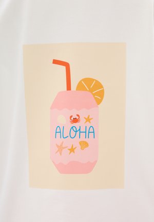 Roze drank in een blikvorm met een rode rietje, voorzien van de tekst "ALOHA", een krab en schelpenontwerpen op een beige achtergrond. De elementen zijn kleurrijk en speels.