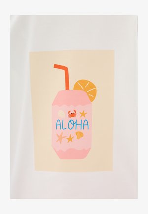 Roze drank in een blikvorm met een rode rietje, voorzien van de tekst "ALOHA", een krab en schelpenontwerpen op een beige achtergrond. De elementen zijn kleurrijk en speels.