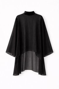 Sort gennemsigtig tunika med høj krave, brede ærmer og lagdelt kant, med en glat tekstur og letvægtsstof.