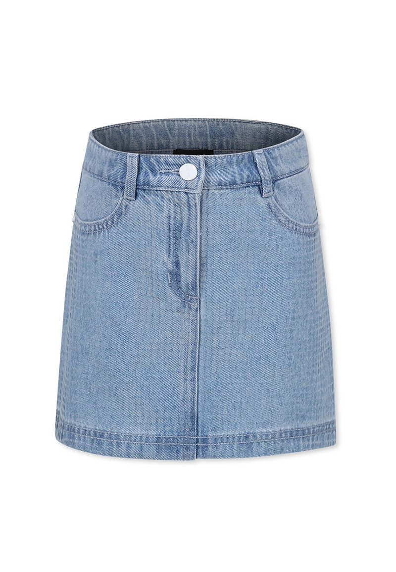 Falda de mezclilla en azul claro, con cintura alta, dos bolsillos frontales, cierre de botón y dobladillo recto con un ligero desgastado.