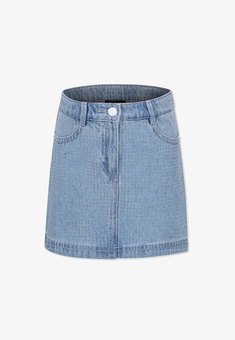 Falda de mezclilla en azul claro, con cintura alta, dos bolsillos frontales, cierre de botón y dobladillo recto con un ligero desgastado.