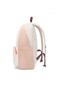 Batoh s jemne ružovou a krémovou kombináciou, s textúrovaným povrchom, fialovými akcentmi a oranžovou bočnou vreckom na zips.