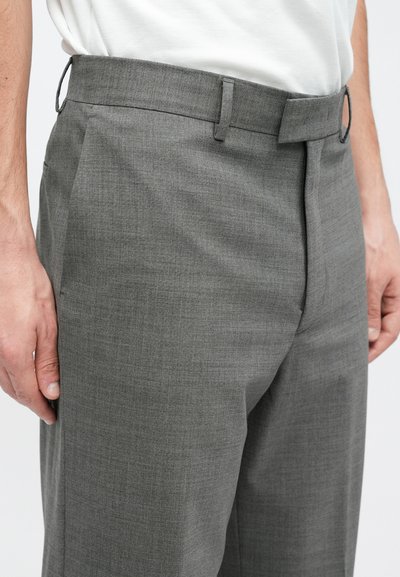 Γκρι παντελόνι σε tailored γραμμή με δομημένη μέση, θηλιές για ζώνη και υφή υφάσματος με λεπτό σχέδιο.