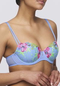 Lichtblauwe bh met bloemstickers in roze, groen en zwart. Bevat beugels, een scalloped rand en dunne verstelbare bandjes.