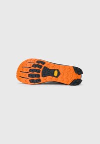 Semelle noir et orange avec un motif de bande de roulement multi-directionnel, présentant un design léger et une texture adhérente pour l'adhérence.