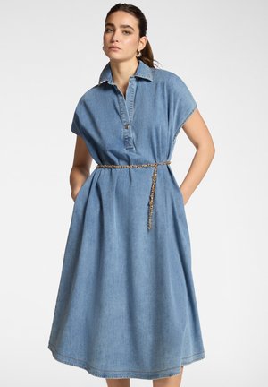 CON CINTURA - Vestito di jeans - azzurro