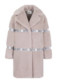 Jasnoróżowy płaszcz z futra ekologicznego z dużym kołnierzem, zapinany na pasek, z białymi elementami z logo "BIZUU" oraz dopasowanym krojem.