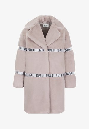 Jasnoróżowy płaszcz z futra ekologicznego z dużym kołnierzem, zapinany na pasek, z białymi elementami z logo "BIZUU" oraz dopasowanym krojem.