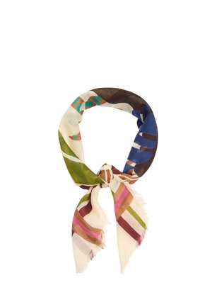 Lekki szal z tkaniny z abstrakcyjnymi, wielokolorowymi wzorami w tym zielonym, niebieskim, brązowym, różowym i kremowym, związany luźnym węzłem z postrzępionymi krawędziami.