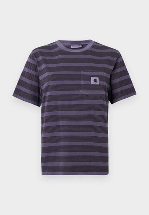 Purpurna majica s črtami in žepom na levem prsnem delu, ki ima vodoravne črne črte. Mehka tkanina, kratki rokavi, okrogla izrez.