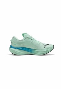 Helle grüne Sportlichkeit mit einem Mesh-Obermaterial, schwarzen Akzenten und einer blauen Zwischensohle. Hat ein elegantes, modernes Design und eine strukturierte Oberfläche.