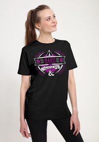 Sort T-shirt med et dristigt grafisk design, der har teksten "BARD Master of Song" i lilla og hvidt, omgiven af dekorative elementer.