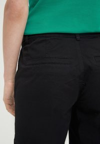 s.Oliver REGULAR BERMUDA - Shorts - schwarz