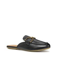 Chaussure noire en cuir à enfiler avec un bout arrondi, ornée d'une boucle dorée et d'une semelle intérieure beige. La semelle extérieure est plate et flexible.