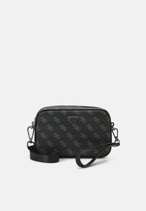 Must mustriba kott, millel on reljeefne logo muster, ristkülikuline kuju, reguleeritav rihm ja hõbedane metallist accent. Sile tekstuur.