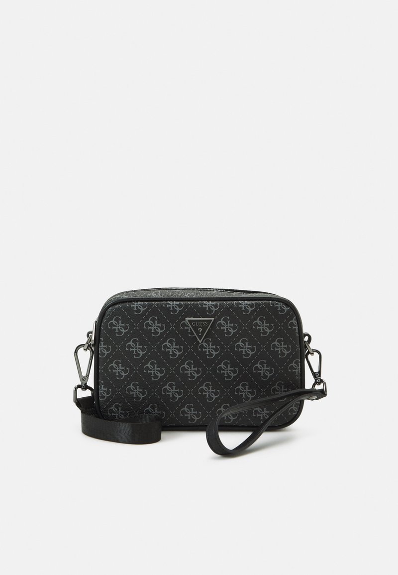 Geantă crossbody neagră cu model logo embosat, formă rectangulară, bretea ajustabilă și accente metalice argintii. Textură netedă.