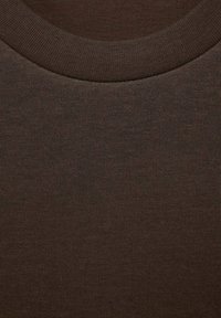 T-shirt marrone a girocollo, realizzato in morbido tessuto a coste con una consistenza liscia. Presenta un design semplice e classico, senza motivi né dettagli.