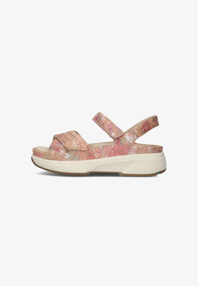 Sandaal met een roze en metallic bloemmotief, voorzien van klittenbandsluitingen, een witte plateauzool en een gestructureerde bovenkant voor grip.