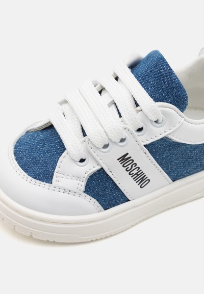 Denim ja valgest nahast tennised ümmarguse varbaga, sinine kangast ülaserv, valged paelad, brändi logo ja tekstuuriga kummist tallad.