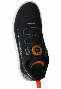 Scarpa da ginnastica nera con tomaia in rete, sistema di allacciatura BOA, dettagli arancioni e suola bianca; presenta materiali testurizzati e una vestibilità aderente.