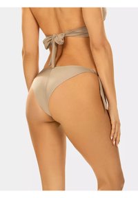 Beżowy bikini kąpielowe z zawiązywanym na plecach góra i minimalistycznie wyciętymi majtkami, charakteryzujące się gładką tkaniną, miękką teksturą oraz niskim stanem.