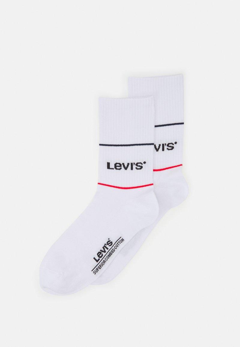 Meias brancas com textura canelada, apresentando uma faixa horizontal preta e um detalhe vermelho. Logótipo "Levi's" impresso em preto. Feitas de algodão penteado.