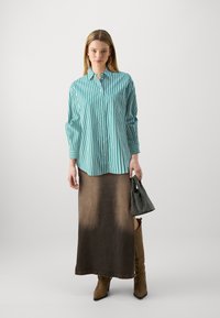GAP THE BIG SHIRT - Nööpidega pluus - white/green