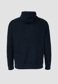 Donkerblauw met capuchon, ribbelige textuur, lange mouwen, elastische manchetten en zoom, eenvoudig ontwerp zonder zichtbare logo's of versieringen.