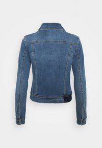 Giacca di denim di un blu medio. Presenta un colletto classico, maniche lunghe e dettagli cuciti sulle spalle e ai lati. Offre un design aderente.