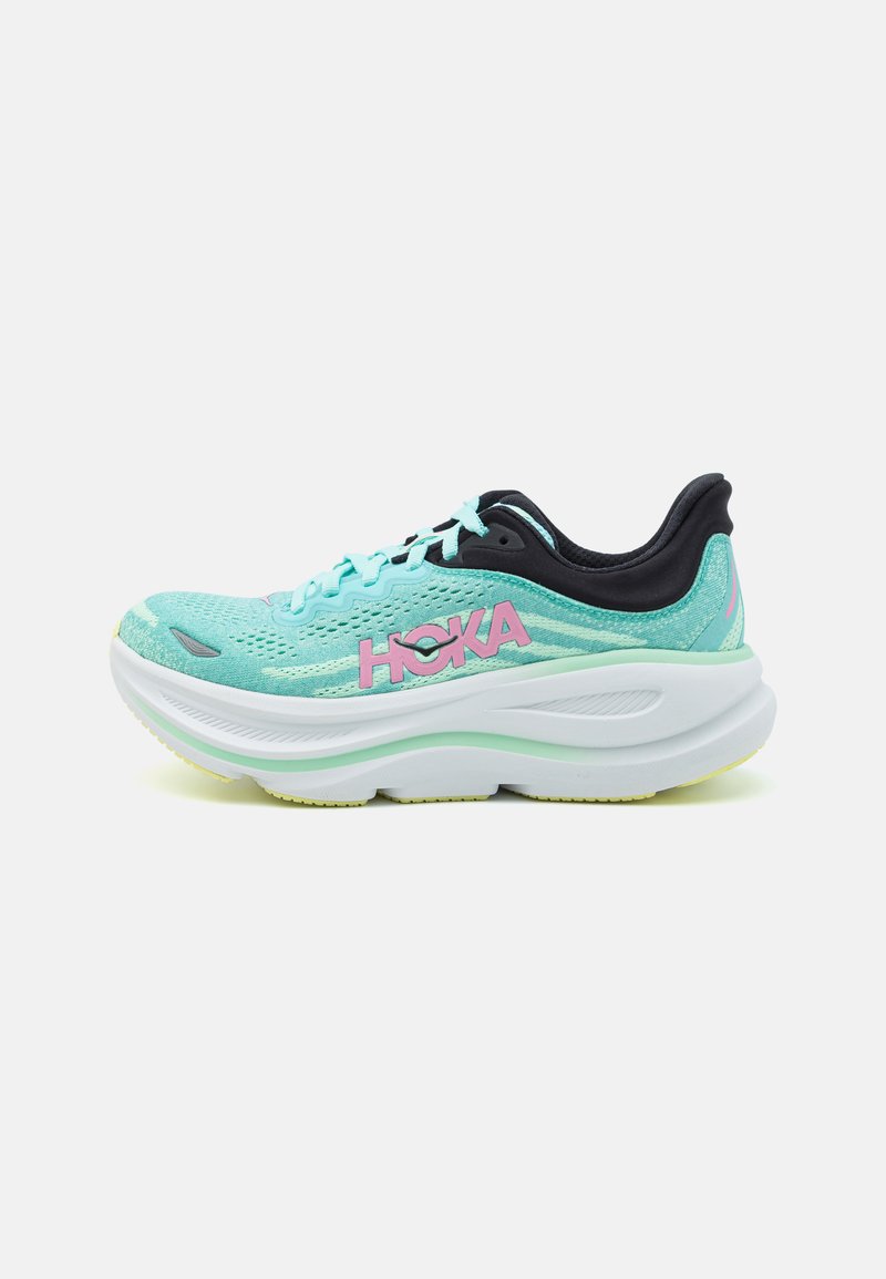 Chaussure de course Hoka avec une tige en maille turquoise, des accents noirs, un marquage rose et une semelle intermédiaire blanche épaisse avec des détails verts.