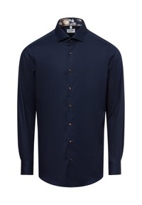 Marineblaue langärmlige Button-Up-Bluse aus strukturiertem Stoff, braunen Knöpfen und einem gemusterten Innenkragen. Slim-Fit, klassisches Design.