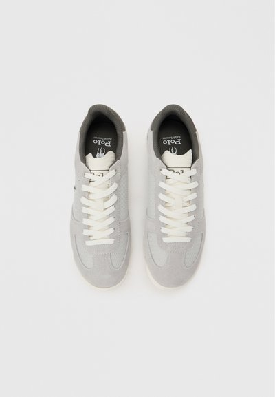 Γκρι αθλητικά παπούτσια από σουέντ και δίχτυ με λευκά κορδόνια και μαύρη εσωτερική επένδυση, με την επωνυμία «Polo Ralph Lauren» στην πάτο, σε θέα από πάνω.