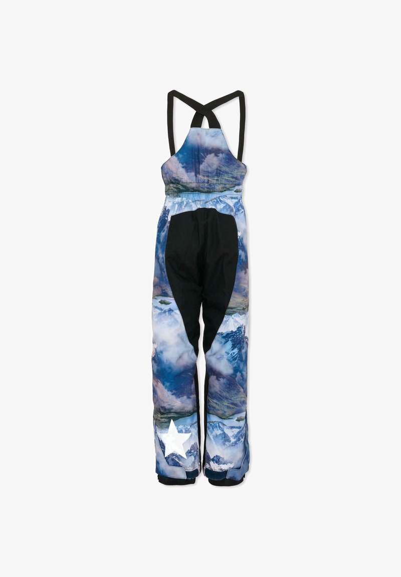 Ski overall met een blauw berglandschap print, zwarte accenten, verstelbare banden en een witte sterdetail op het lagere linkerbeen.