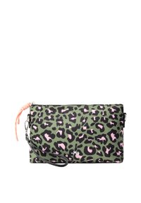 Borsa a pochette verde in tessuto con stampa leopardata rosa e nera, dotata di un cinturino da polso nero, chiusura a zip e un pompon decorativo laterale.