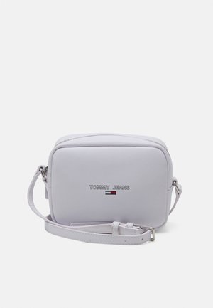 Witte rechthoekige crossbodytas met verstelbare band, zilverkleurige rits en "TOMMY JEANS" logo met rood, wit en marineblauwe vlag aan de voorkant.