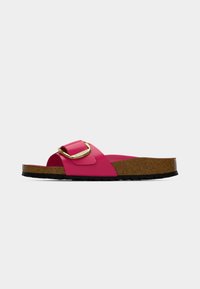 Ροζ σανδάλι με φτέρνα, συνθετικό επάνω μέρος, ρυθμιζόμενο λουράκι με χρυσή αγκράφα, πάτος από φελλό και μαύρη υφασμένη λαστιχένια σόλα.