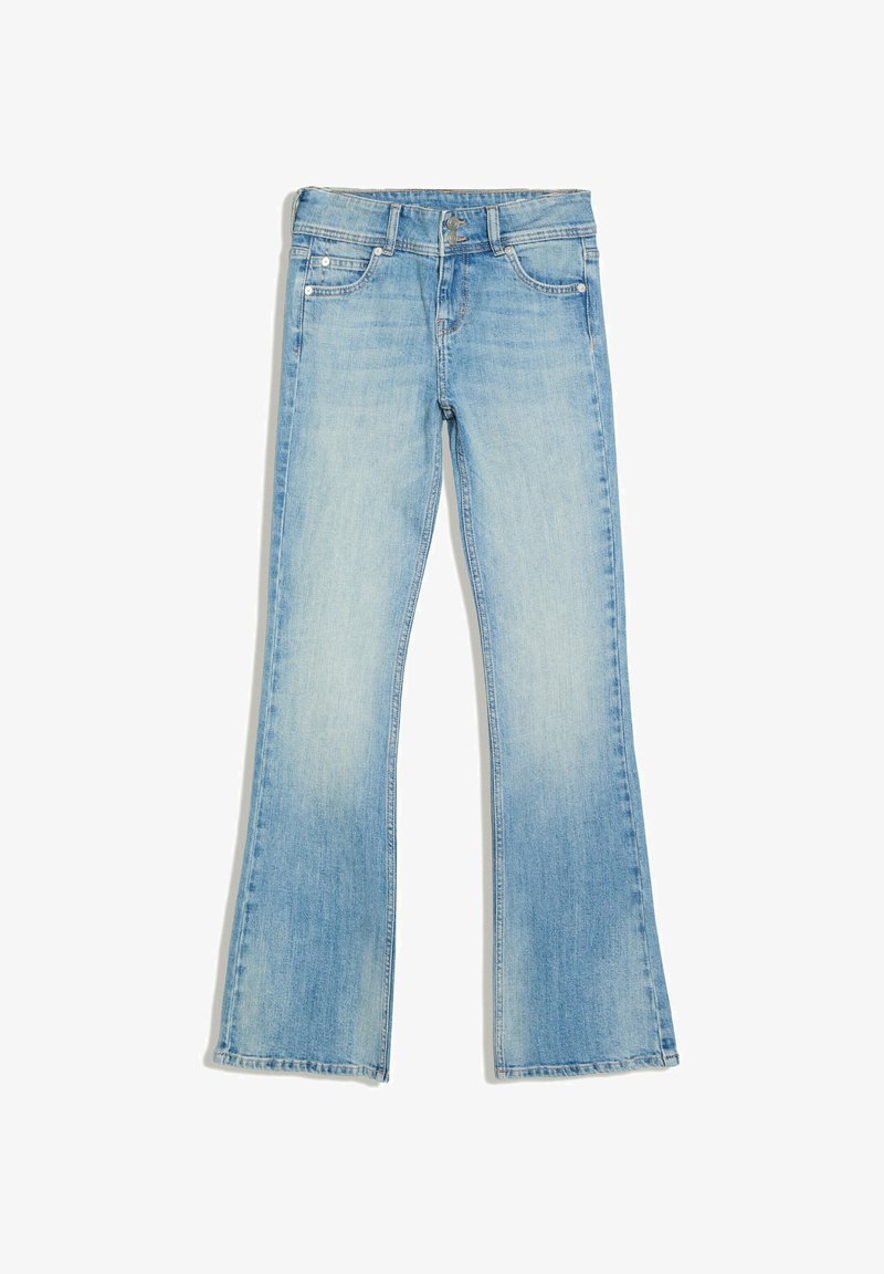 Jean en denim bleu clair avec légère décoloration, style bootcut, deux poches avant, une poche ticket et fermeture de taille à double bouton.