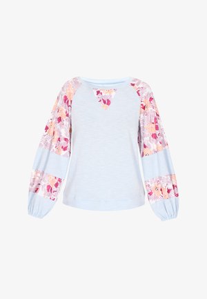 Világoskék hosszú ujjú felső virágmintás ballon ujjal és a nyakkivágásnál illő, háromszög alakú virágos részlettel.