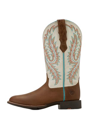 Bruine en witte cowboylaars met kleurrijke vlamachtige stiksels en een lage hak, gezien van opzij tegen een witte achtergrond.