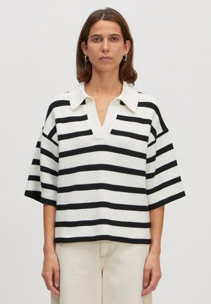 Pull en tricot noir et blanc à rayures avec un large col et des manches courtes, arborant un design à col en V et une texture côtelée.
